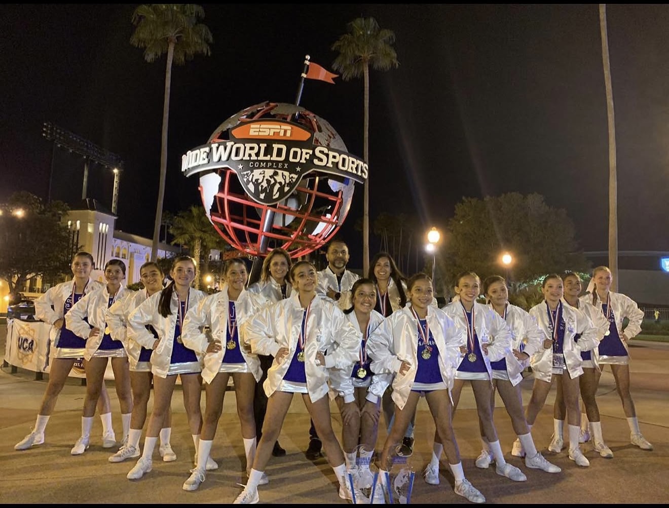 Equipo campeón mundial escolar dirigido por Nohelia